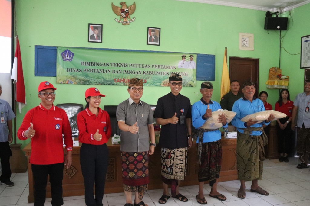 Sekda Adi Arnawa Buka Bimtek Bagi Petugas Pertanian